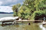 La petite plage priv�e et son quai. La baignade � cet endroit est possible.