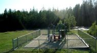 Parc cl�tur� avec glissade et jeux situ� sur la plage du lac Lauzon