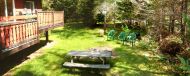 Cour entour�e d'arbres avec table de picnic et rond de feu
