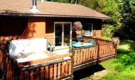 Galerie avec spa th�rapeutique ext�rieur � 28 jets priv�, set de patio et BBQ au gas
