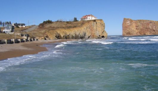 Plage à Percé, à l'est du quai de Percé