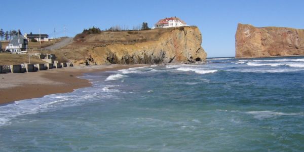 Plage à Percé, à l'est du quai de Percé