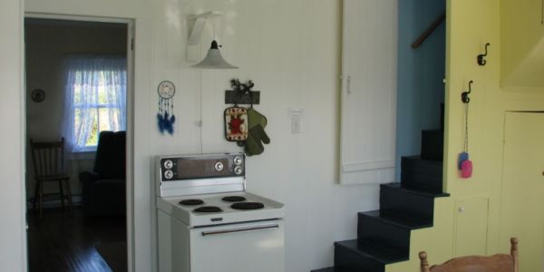 Cuisine et escalier menant à l'étage supérieur