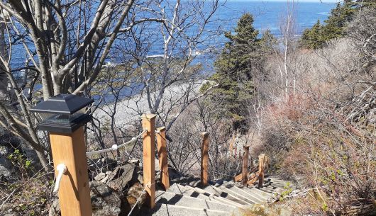 Accès à la plage par un escalier d'enviorn 70 marches