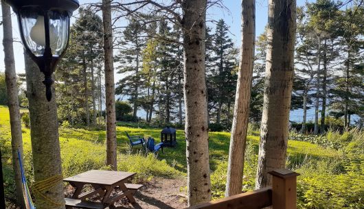 Vue de la yourte Lime, chacune a un grand terrain intime avec vue sur la mer