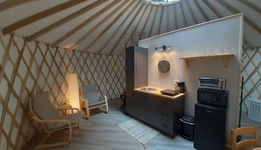 Chaque yourte a une cuisinette toute équipée et un salon de style lounge