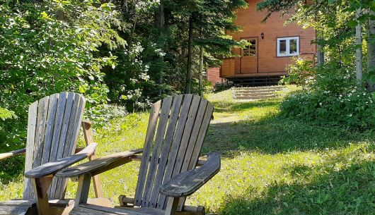 Vue du chalet #2 de son belvédère, c'est celui qui est le plus entouré d'arbres