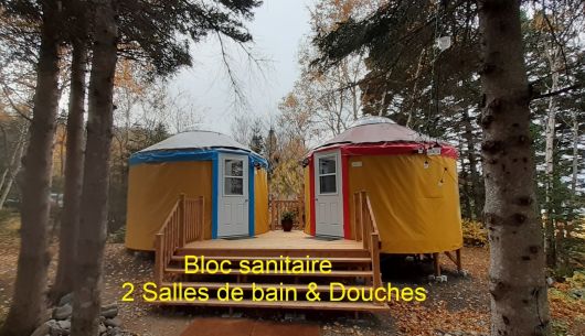 Pour desservir les 3 yourtes, les salles de bain sont dans 2 petites yourtes, une pour les femmes et une pour les hommes