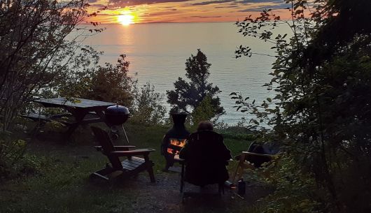 Chaque chalet a un foyer sur son belvédère avec le bois fourni gratuitement
