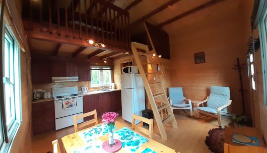 #3, Intérieur à aire ouverte, avec une échelle de meunier pour monter sur la mezzanine