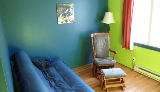 Salon fermé du chalet # 1, c'est le seul chalet avec un divan-lit (futon)
