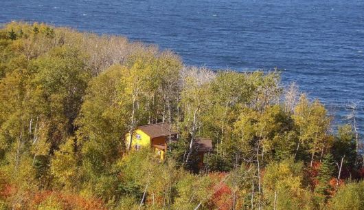 Environnement des chalets # 2 et # 3, site boisé à 90 % sur une falaise