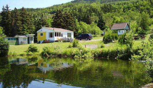 Près du chalet #1, il y a 2 étangs à truites... mais non pour pêcher!