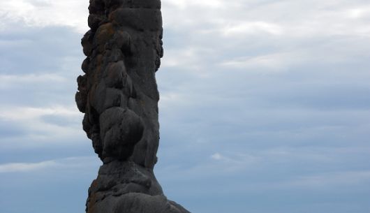 Venez découvrir l'impressionnant monolithe en forme de tourelle d'où le secteur tire son nom
