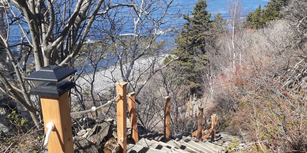 Accès à la plage par un escalier d'enviorn 70 marches