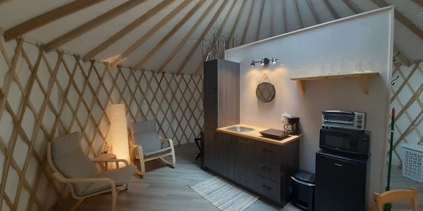 Chaque yourte a une cuisinette toute équipée et un salon de style lounge