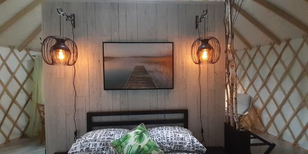 Observez les étoiles à travers le dôme transparent directement à partir du lit double