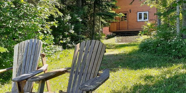Vue du chalet #2 de son belvédère, c'est celui qui est le plus entouré d'arbres