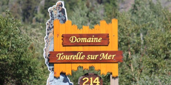 Enseigne sur la route 132, au 214 boul. Perron Est à Ste-Anne-des-Monts... Venez nous voir!
