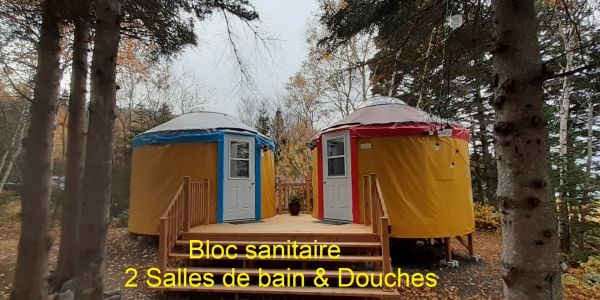Pour desservir les 3 yourtes, les salles de bain sont dans 2 petites yourtes, une pour les femmes et une pour les hommes