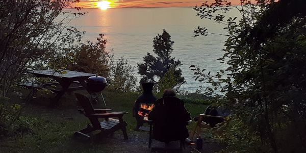 Chaque chalet a un foyer sur son belvédère avec le bois fourni gratuitement