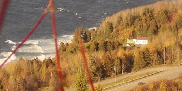 Environnement du chalet #1, site boisé sur une falaise au bord de la mer