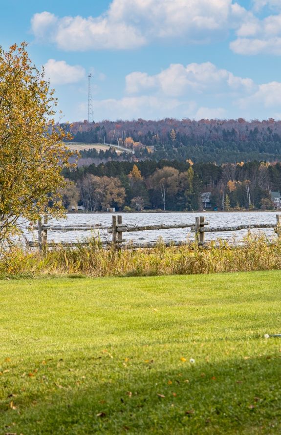 Au Soleil Levant Du Lac Aylmer - 