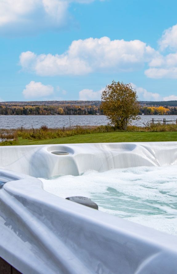 Au Soleil Levant Du Lac Aylmer - 