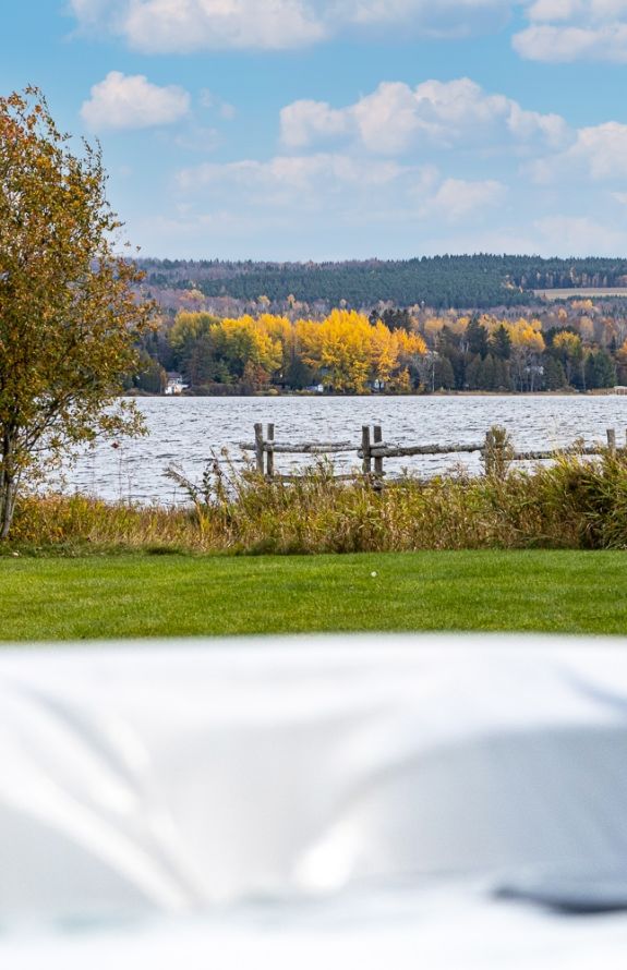 Au Soleil Levant Du Lac Aylmer - 