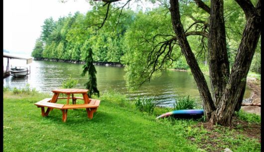 Une belle plage avec quai et 2 kayaks fournis