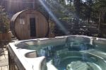 Chalet à louer Esker Nature Chalets & Villégiature Spa, sauna, douche nordique et yourte de détente avec vestiaire