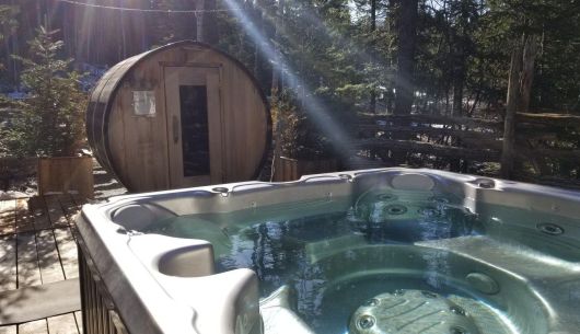 Spa, sauna, douche nordique et yourte de détente avec vestiaire