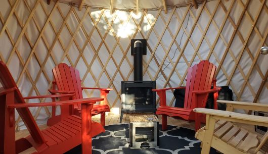 Spa, sauna, douche nordique et yourte de détente avec vestiaire