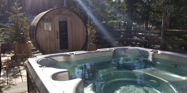 Spa, sauna, douche nordique et yourte de détente avec vestiaire