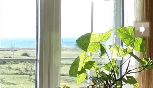 Vue sur la mer et bateaux
