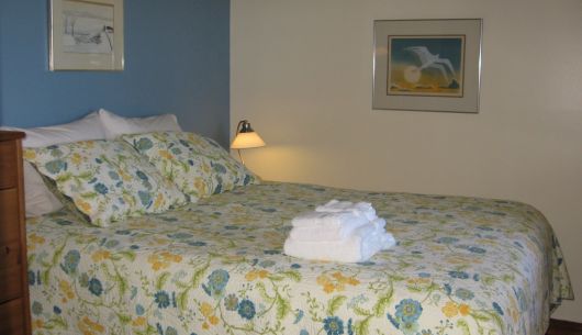 À l'est, face au fleuve, chambre bleue avec grand lit.
