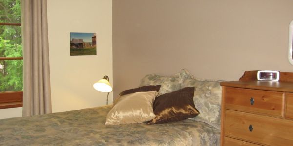 Au nord, chambre or avec lit double.