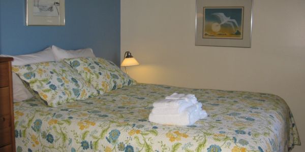 À l'est, face au fleuve, chambre bleue avec grand lit.